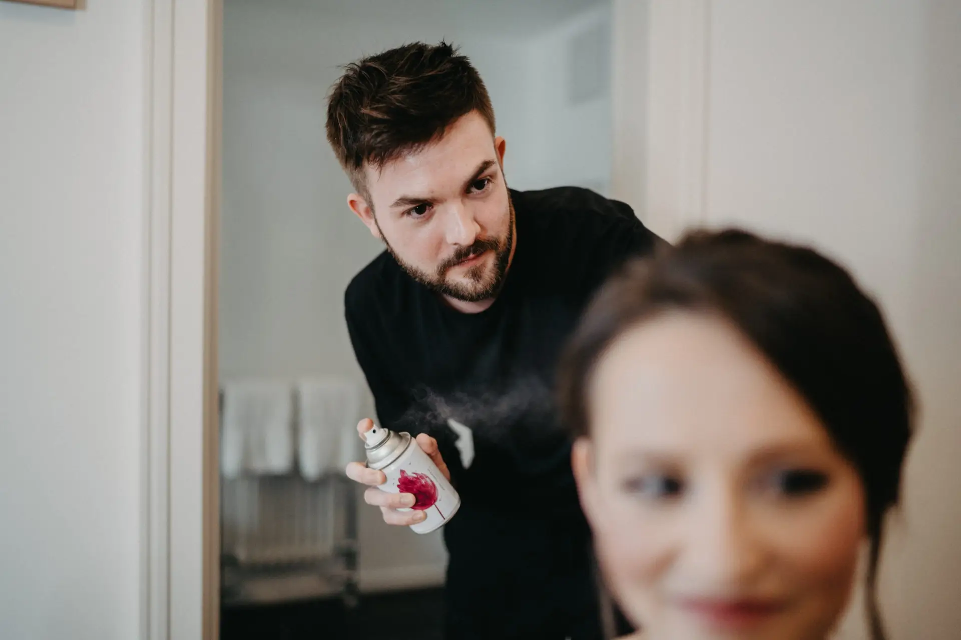 Friseur Marco Stauber mit Organic Haarspray an einer Kundin