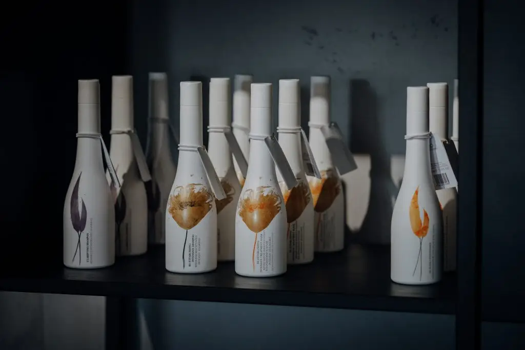 Auswahl an Pflegeprodukten im Regal – Friseursalon Marco Stauber, Röthenbach