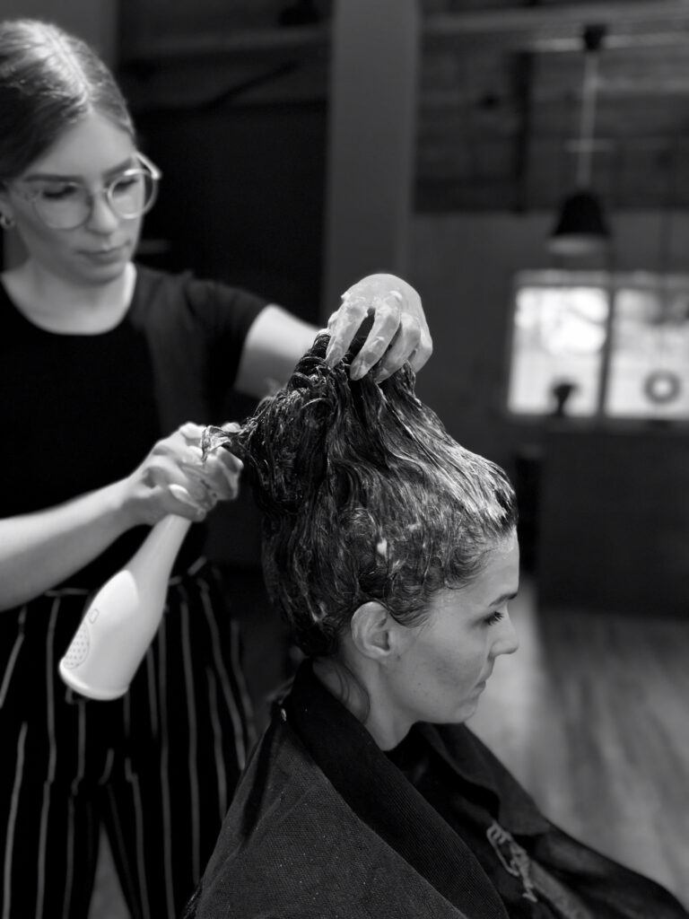 Haar-Exfoliation im Salon – Friseurin bei der ORGÆNIC Tiefenreinigung bei Marco Stauber in Röthenbach