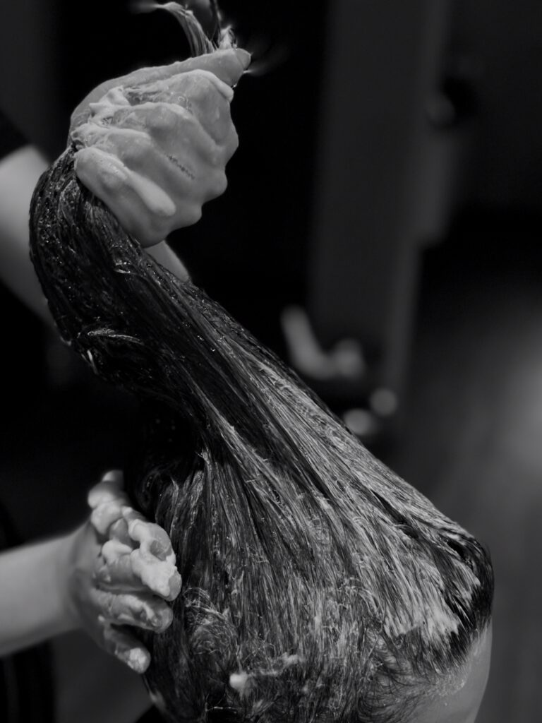 Haar-Exfoliation in der Anwendung – ORGÆNIC Tiefenreinigung bei Friseur Marco Stauber in Röthenbach