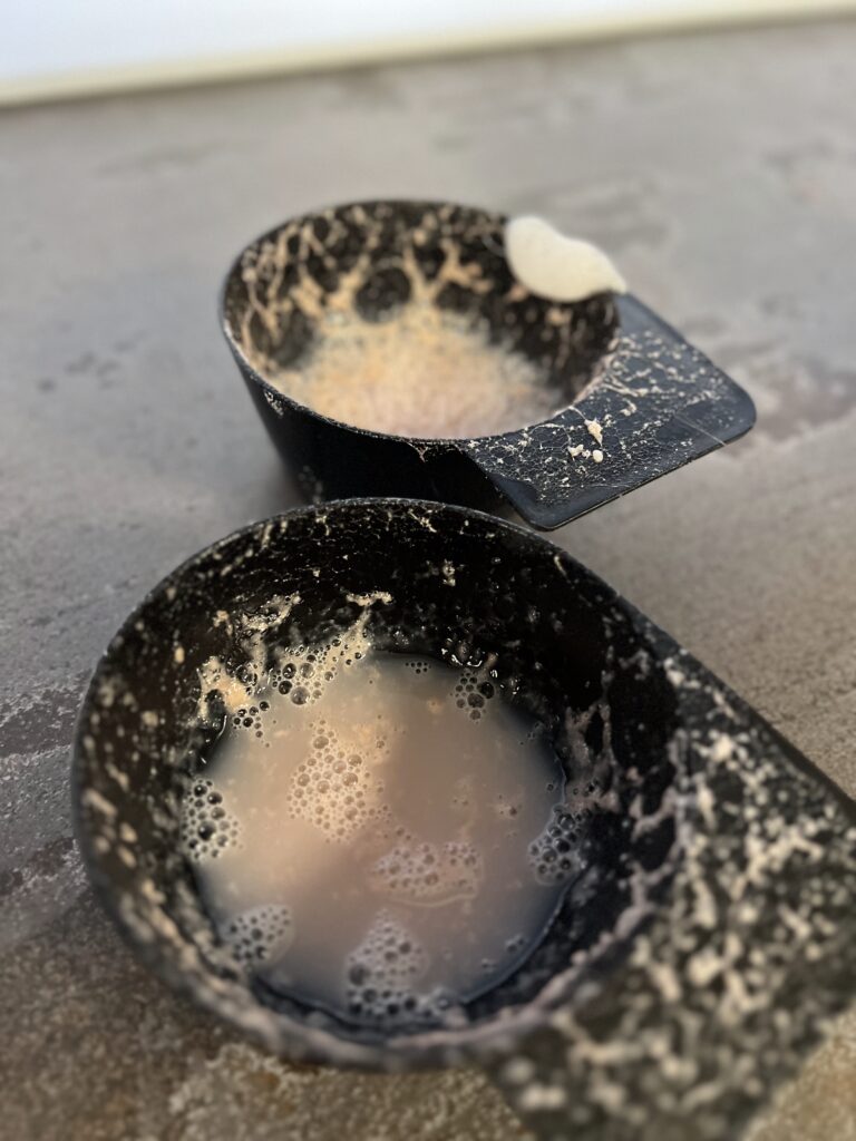 Ergebnis der ORGÆNIC Haar-Exfoliation – sichtbare Ablagerungen und Rückstände nach der Tiefenreinigung