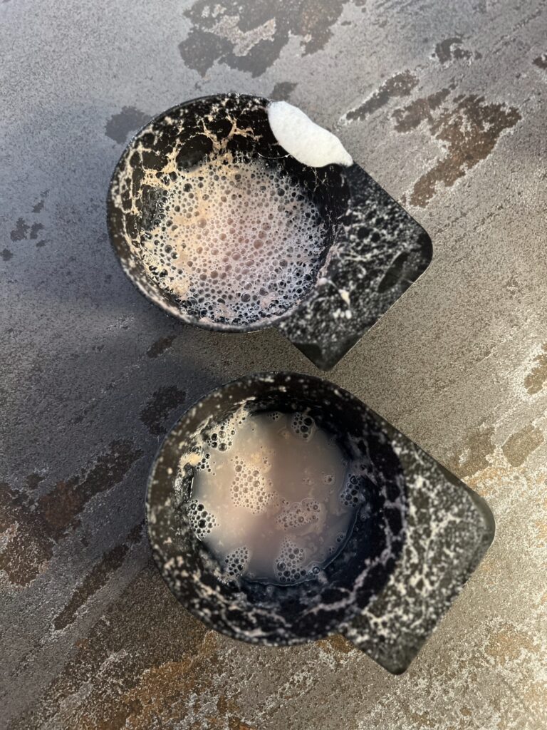 Sichtbare Rückstände nach der Haar-Exfoliation – Silikone, Ablagerungen und Farbpigmente aus dem Haar, entfernt bei Friseur Marco Stauber