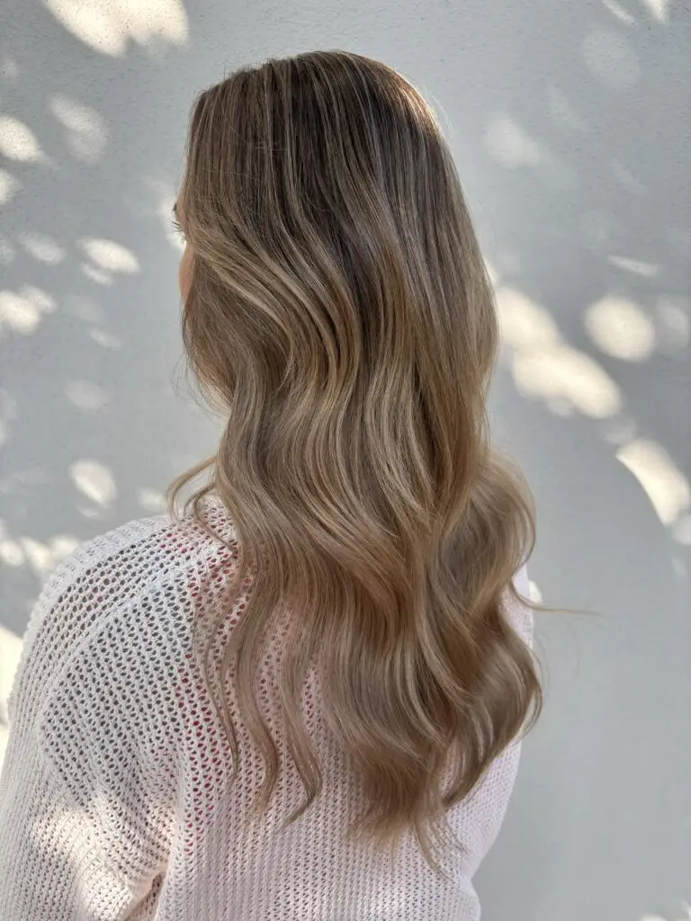 Nachher: Warmes Balayage-Ergebnis nach organischer Haarfarbe bei Friseur Marco Stauber Röthenbach