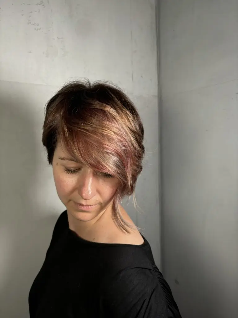Nachher: Kreative Pink-Mauve Töne mit organischer Haarfarbe bei Friseur Marco Stauber