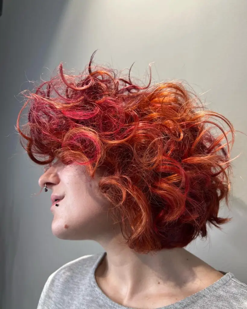 Nachher: Kräftiges Rot mit organischer Haarfarbe und neuem Schnitt bei Friseur Marco Stauber Röthenbach