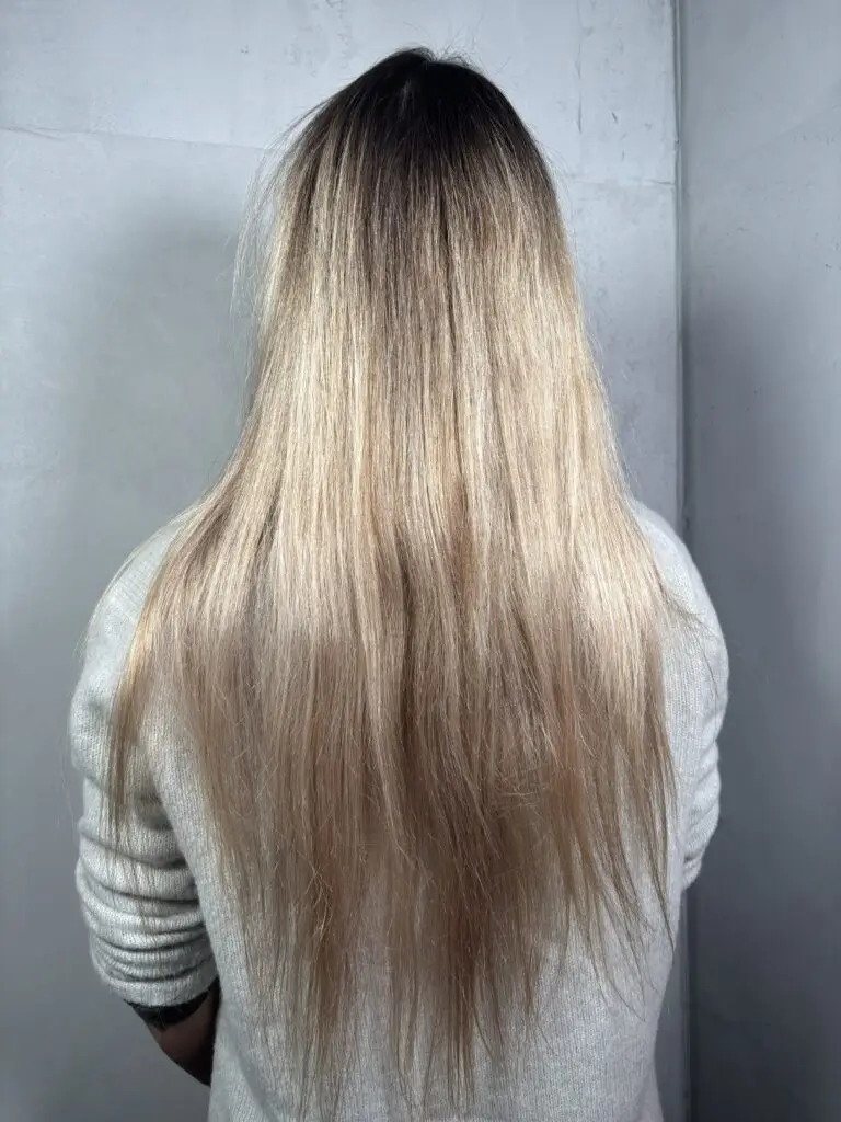 Vorher: Blondes Haar mit hartem Ansatz vor der organischen Haarfarbe bei Marco Stauber