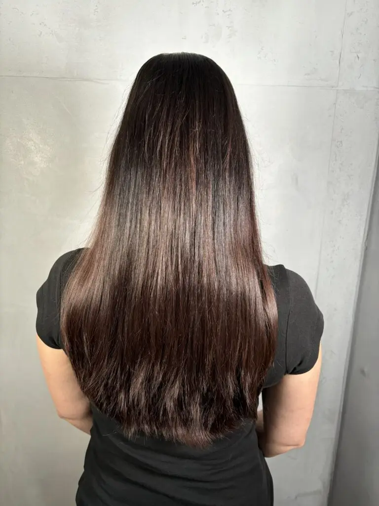 Vorher: Dunkelbraunes Haar vor der organischen Balayage-Behandlung bei Marco Stauber