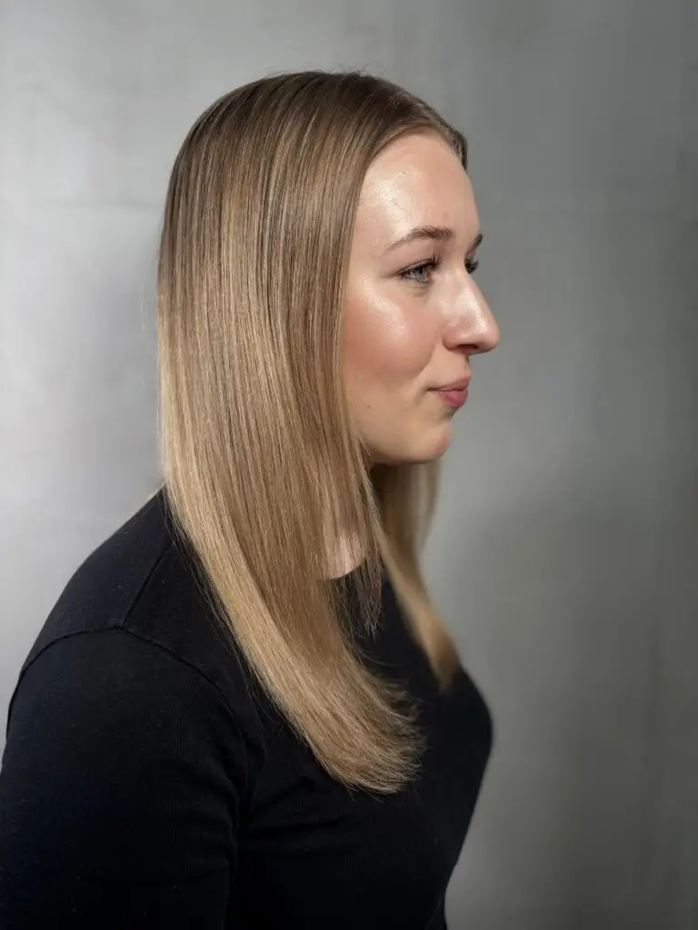 Vorher: Glattes blondes Haar vor dem organischen Haarschnitt bei Friseur Marco Stauber